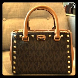 Michael Kohrs small handle/cross body purse